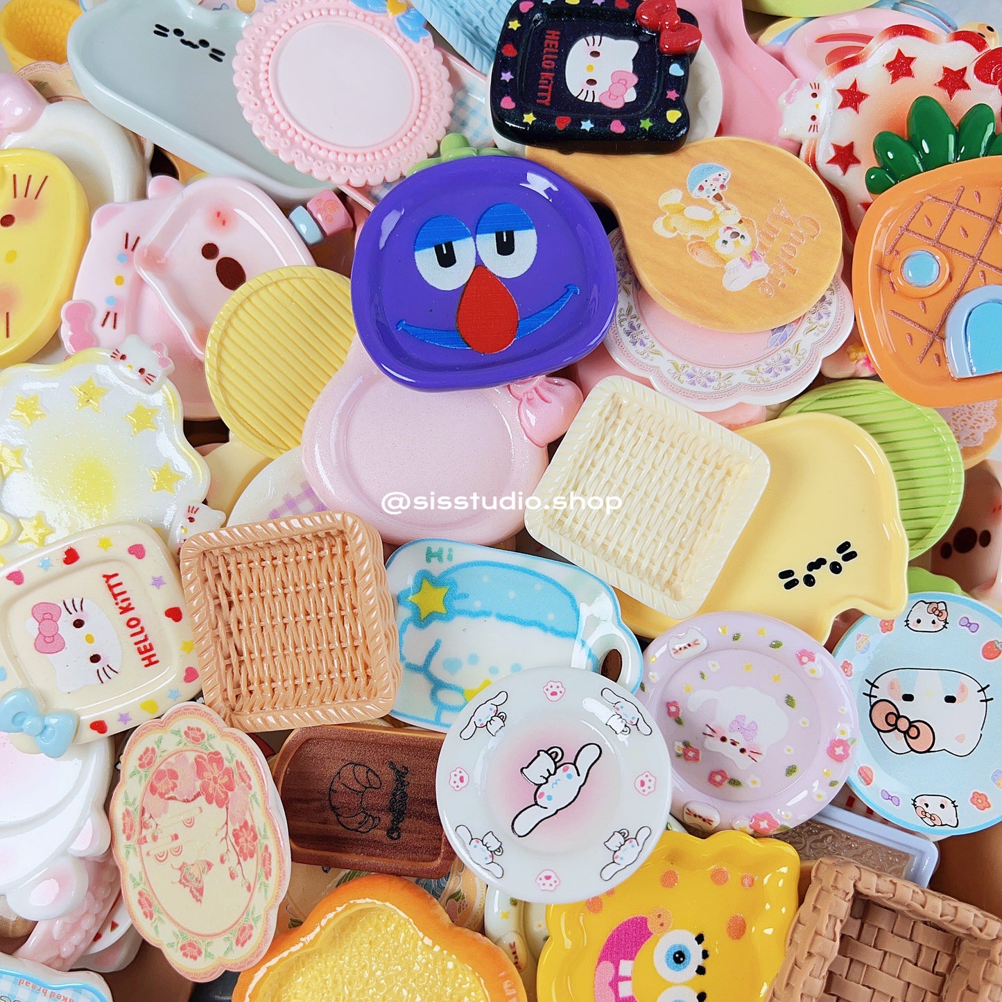 Encantos de botellas para manualidades de bricolaje.