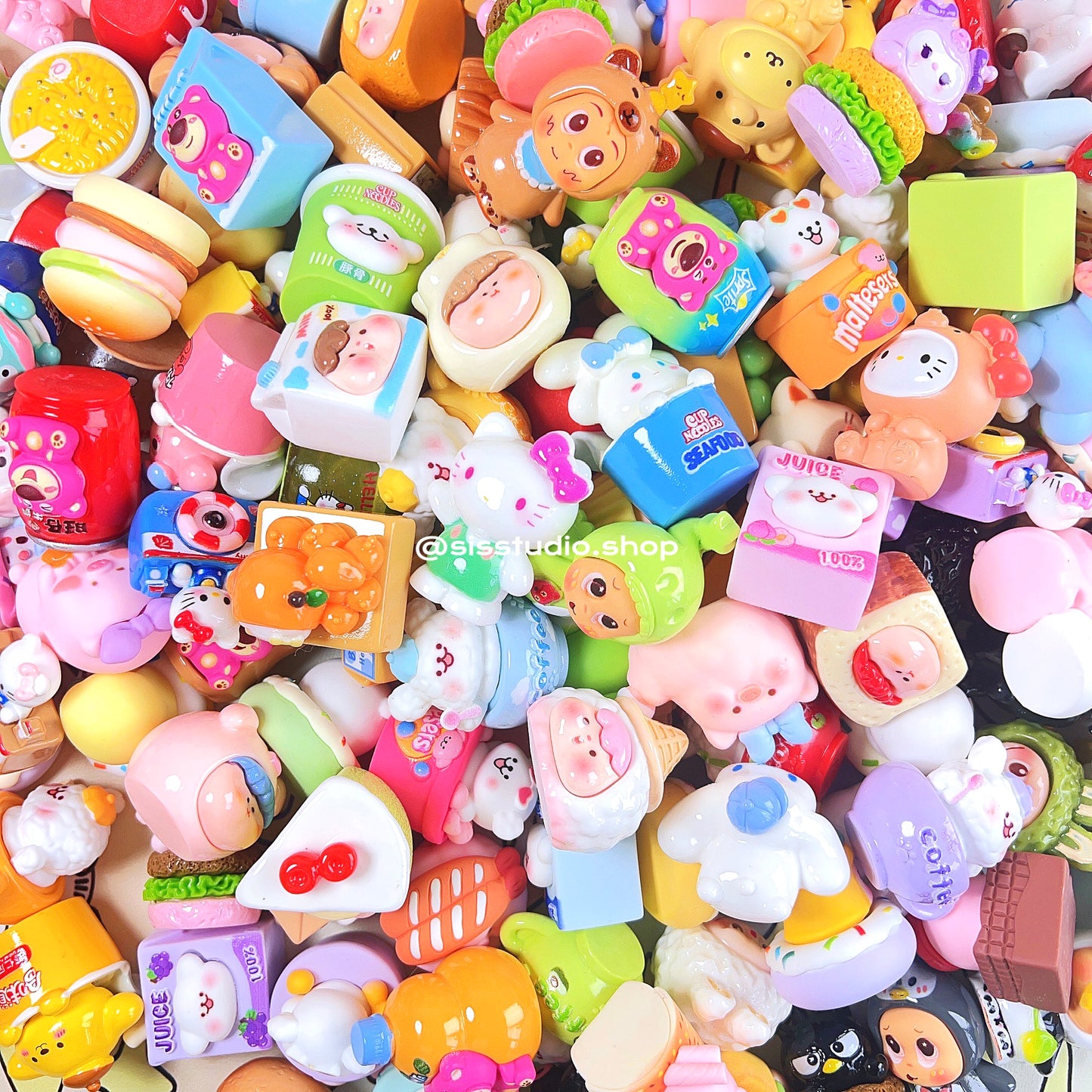 Encantos de botellas para manualidades de bricolaje.